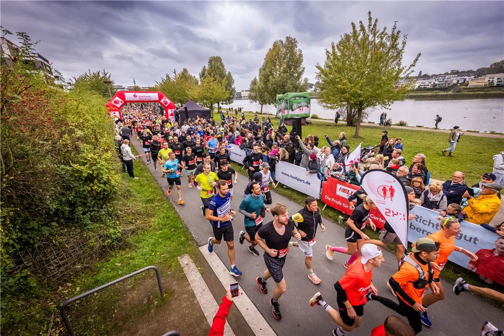 Über 3500 Menschen liefern am Tag der Deutschen Einheit den Phoenix-Halbmarathon in Dortmund.