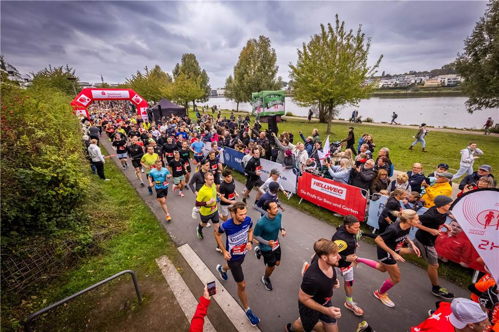 Über 3500 Menschen liefern am Tag der Deutschen Einheit den Phoenix-Halbmarathon in Dortmund.