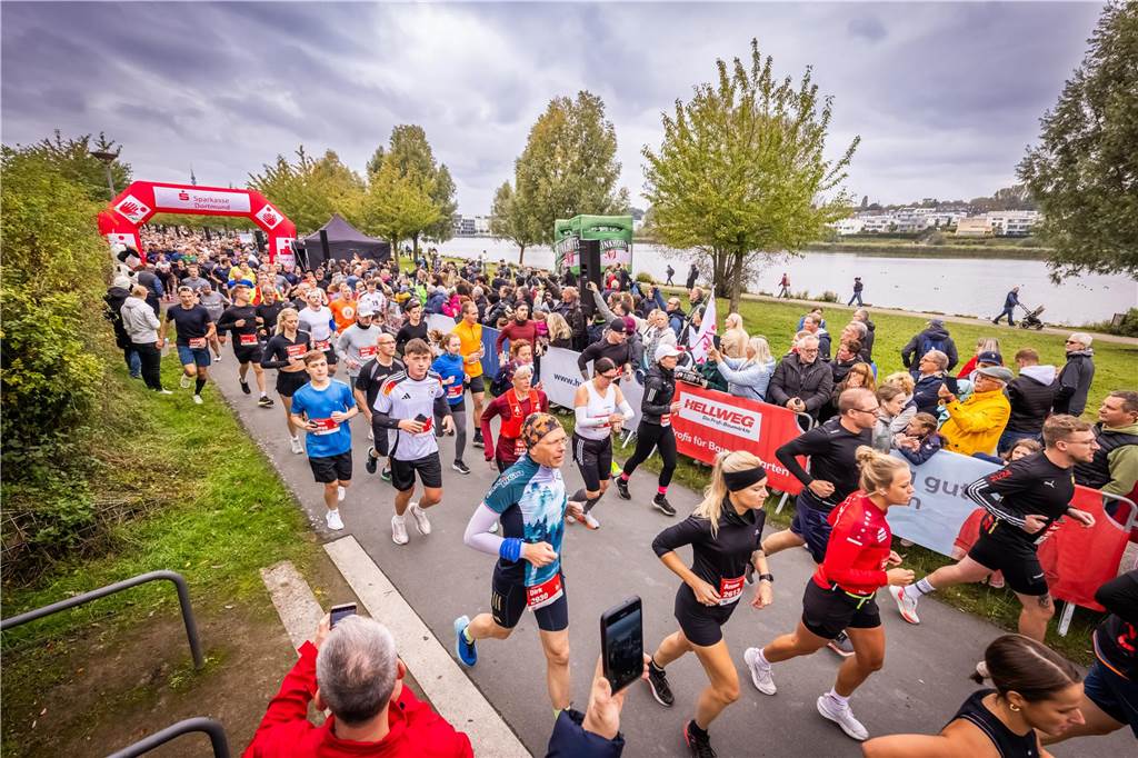 Über 3500 Menschen liefern am Tag der Deutschen Einheit den Phoenix-Halbmarathon in Dortmund.