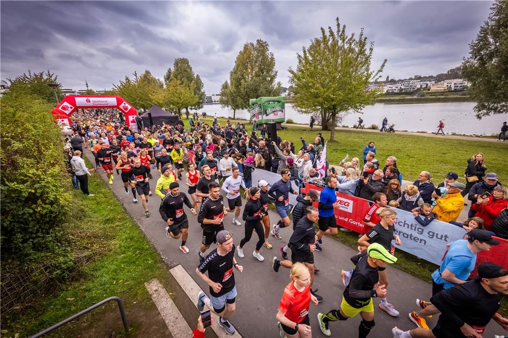 Über 3500 Menschen liefern am Tag der Deutschen Einheit den Phoenix-Halbmarathon in Dortmund.