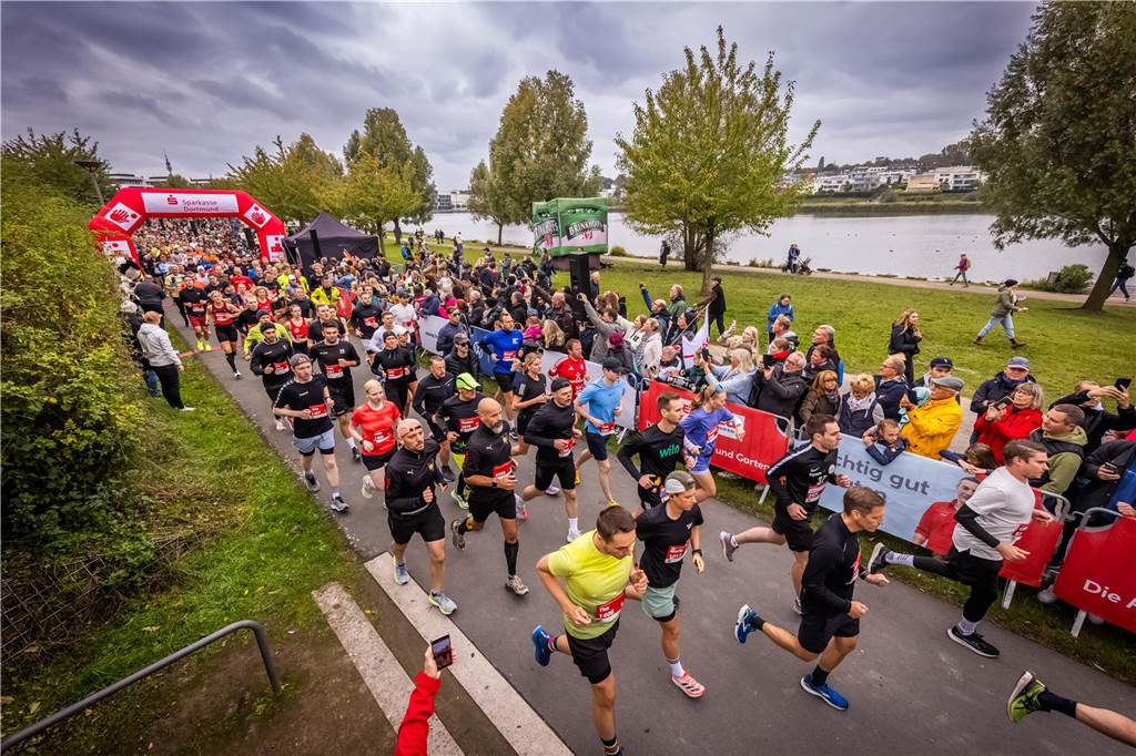 Über 3500 Menschen liefern am Tag der Deutschen Einheit den Phoenix-Halbmarathon in Dortmund.