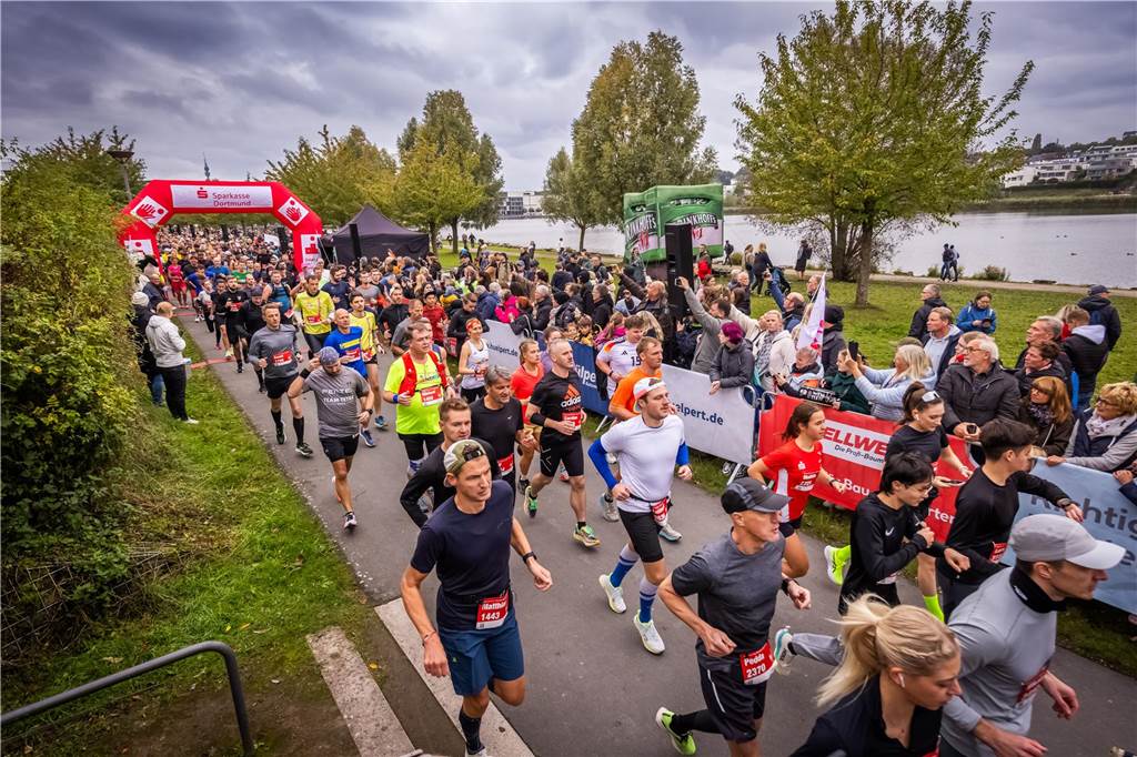 Über 3500 Menschen liefern am Tag der Deutschen Einheit den Phoenix-Halbmarathon in Dortmund.