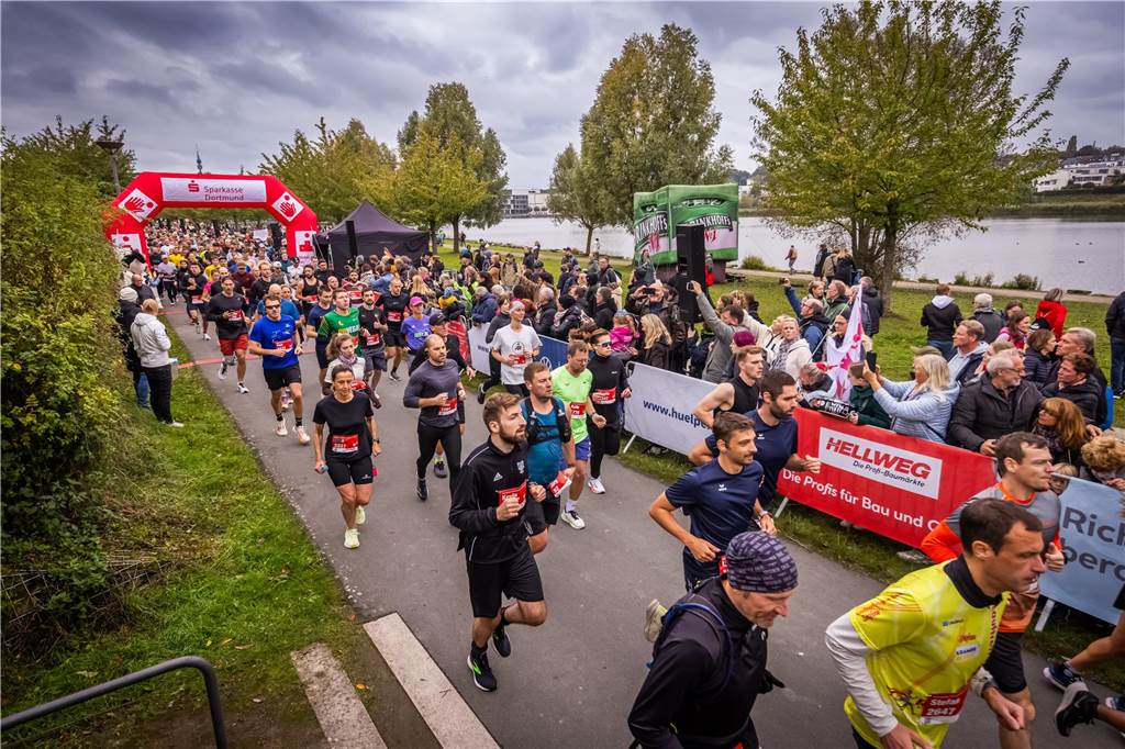 Über 3500 Menschen liefern am Tag der Deutschen Einheit den Phoenix-Halbmarathon in Dortmund.