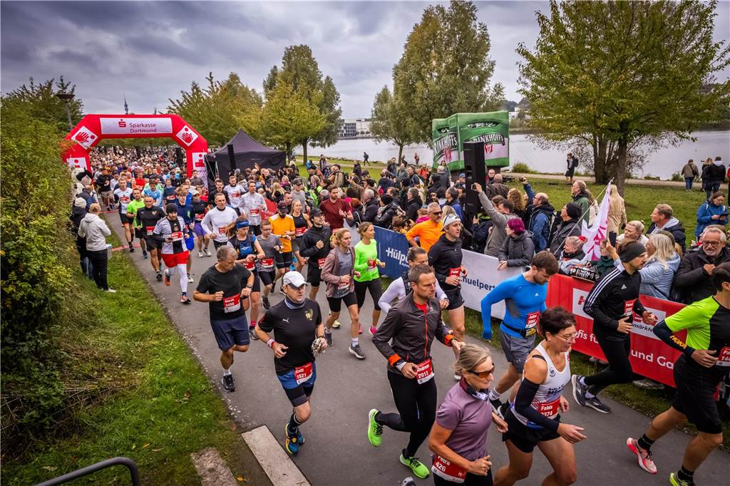 Über 3500 Menschen liefern am Tag der Deutschen Einheit den Phoenix-Halbmarathon in Dortmund.