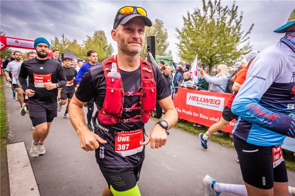 Über 3500 Menschen liefern am Tag der Deutschen Einheit den Phoenix-Halbmarathon in Dortmund.