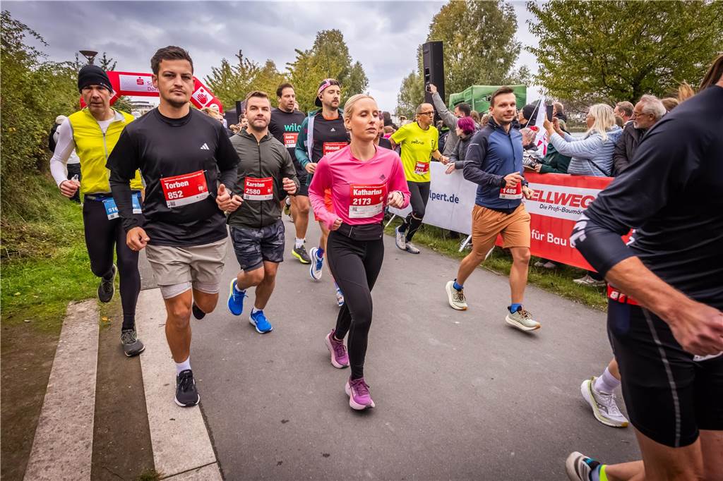 Über 3500 Menschen liefern am Tag der Deutschen Einheit den Phoenix-Halbmarathon in Dortmund.