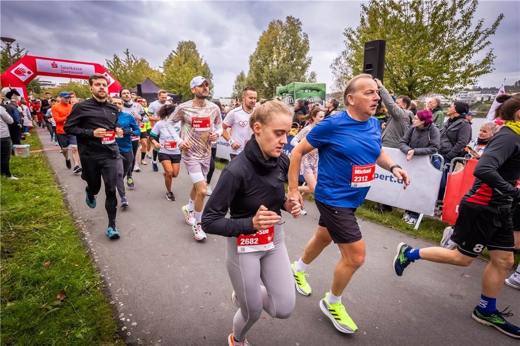 Über 3500 Menschen liefern am Tag der Deutschen Einheit den Phoenix-Halbmarathon in Dortmund.