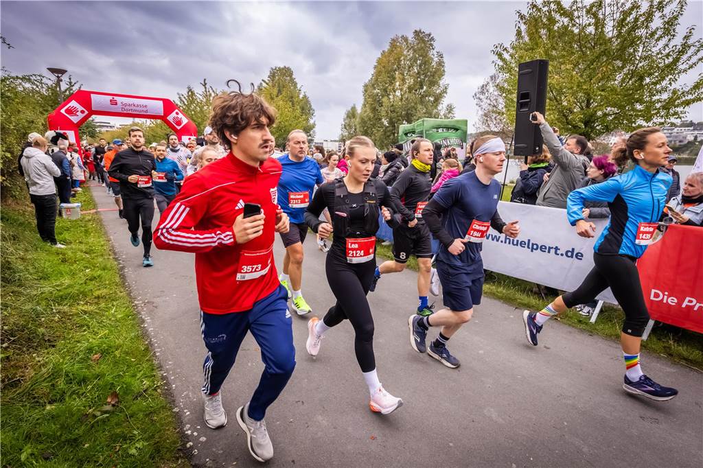 Über 3500 Menschen liefern am Tag der Deutschen Einheit den Phoenix-Halbmarathon in Dortmund.