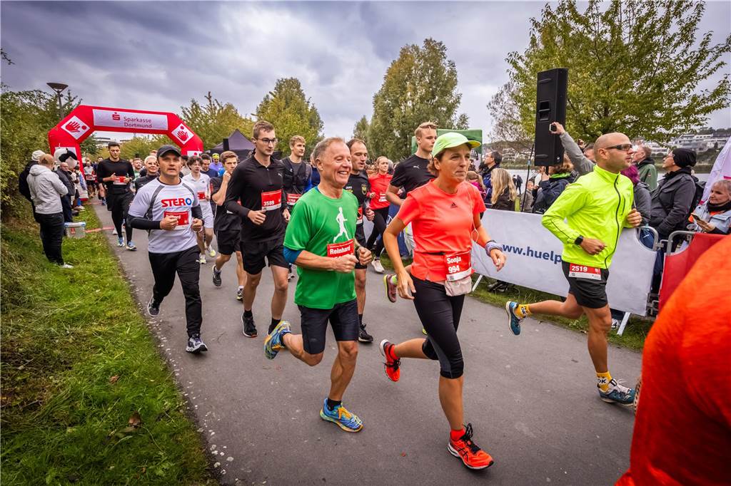 Über 3500 Menschen liefern am Tag der Deutschen Einheit den Phoenix-Halbmarathon in Dortmund.