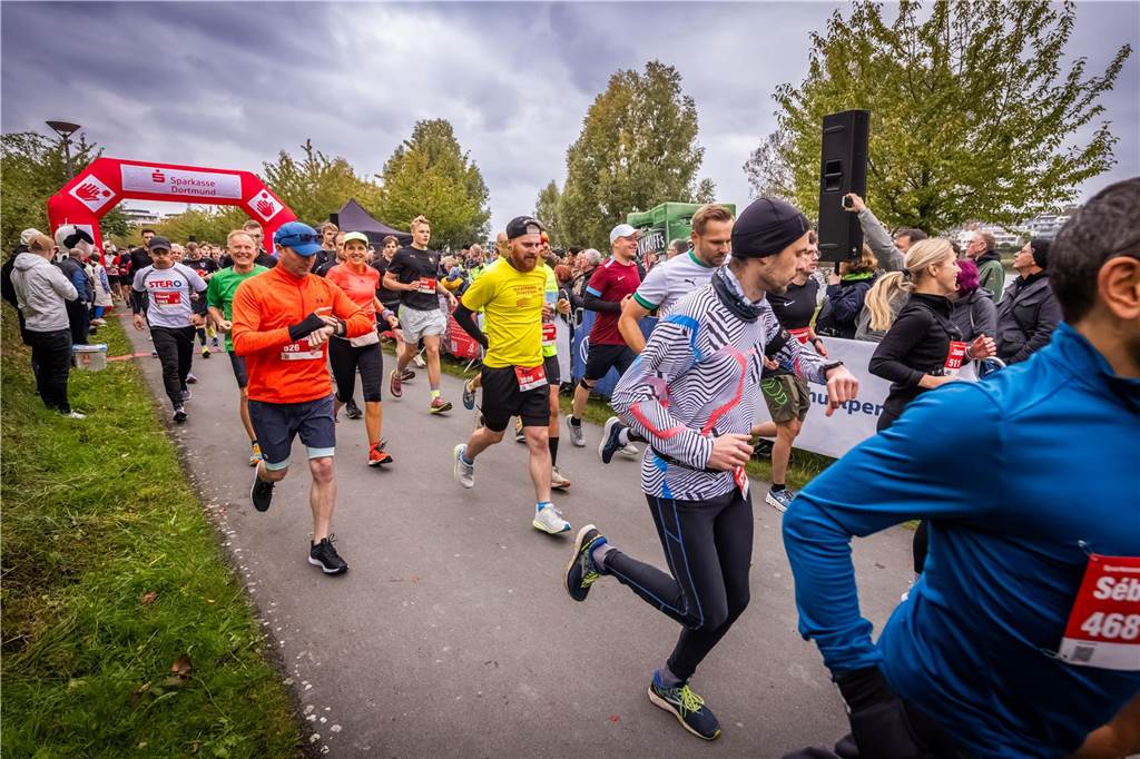 Über 3500 Menschen liefern am Tag der Deutschen Einheit den Phoenix-Halbmarathon in Dortmund.