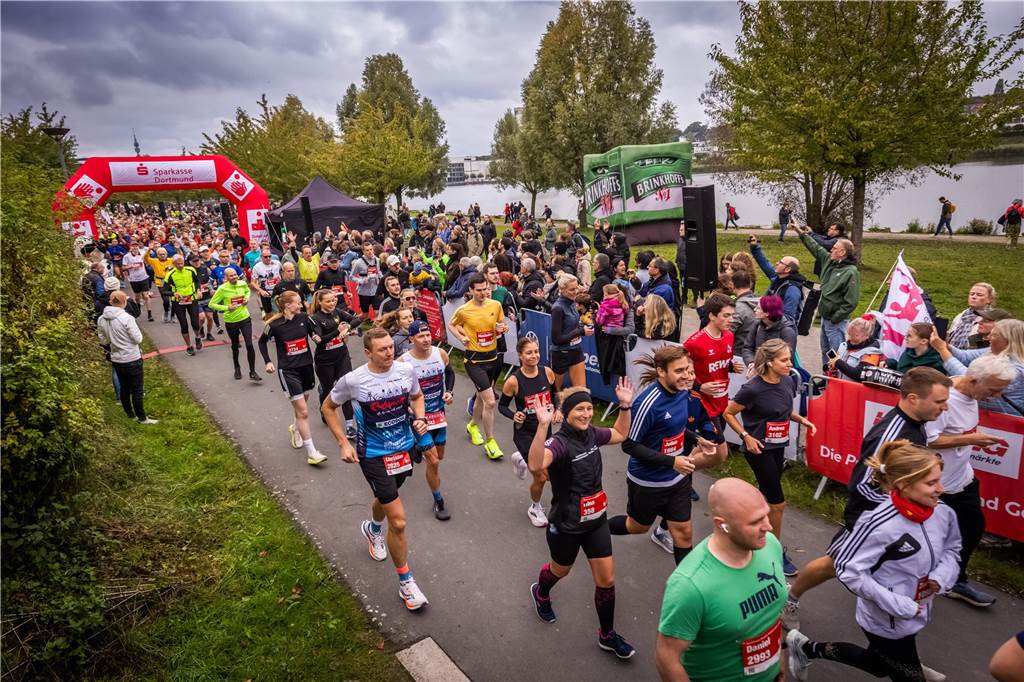 Über 3500 Menschen liefern am Tag der Deutschen Einheit den Phoenix-Halbmarathon in Dortmund.