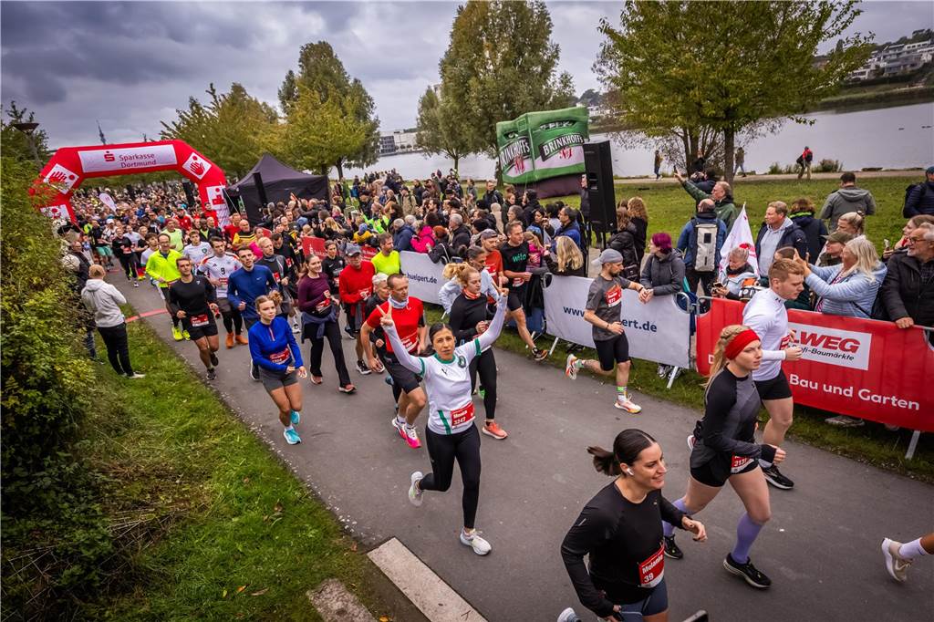 Über 3500 Menschen liefern am Tag der Deutschen Einheit den Phoenix-Halbmarathon in Dortmund.