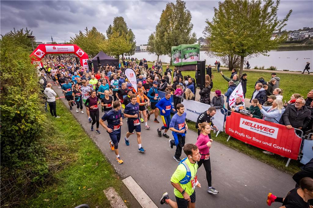 Über 3500 Menschen liefern am Tag der Deutschen Einheit den Phoenix-Halbmarathon in Dortmund.