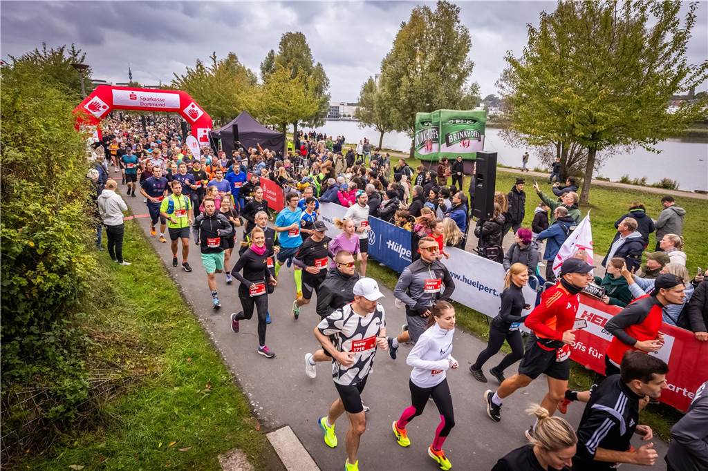 Über 3500 Menschen liefern am Tag der Deutschen Einheit den Phoenix-Halbmarathon in Dortmund.