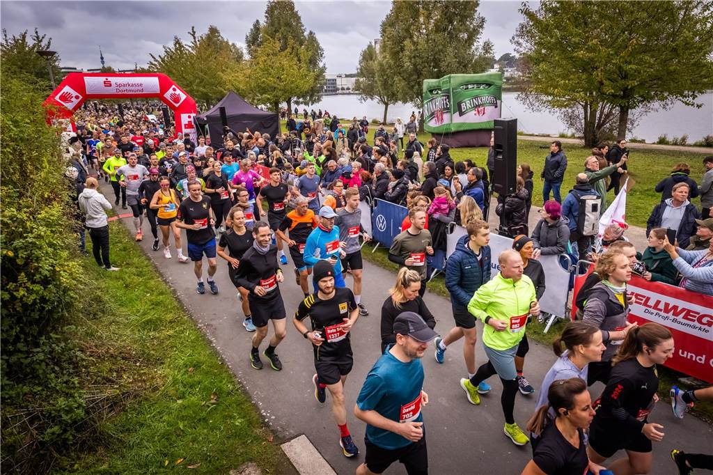 Über 3500 Menschen liefern am Tag der Deutschen Einheit den Phoenix-Halbmarathon in Dortmund.