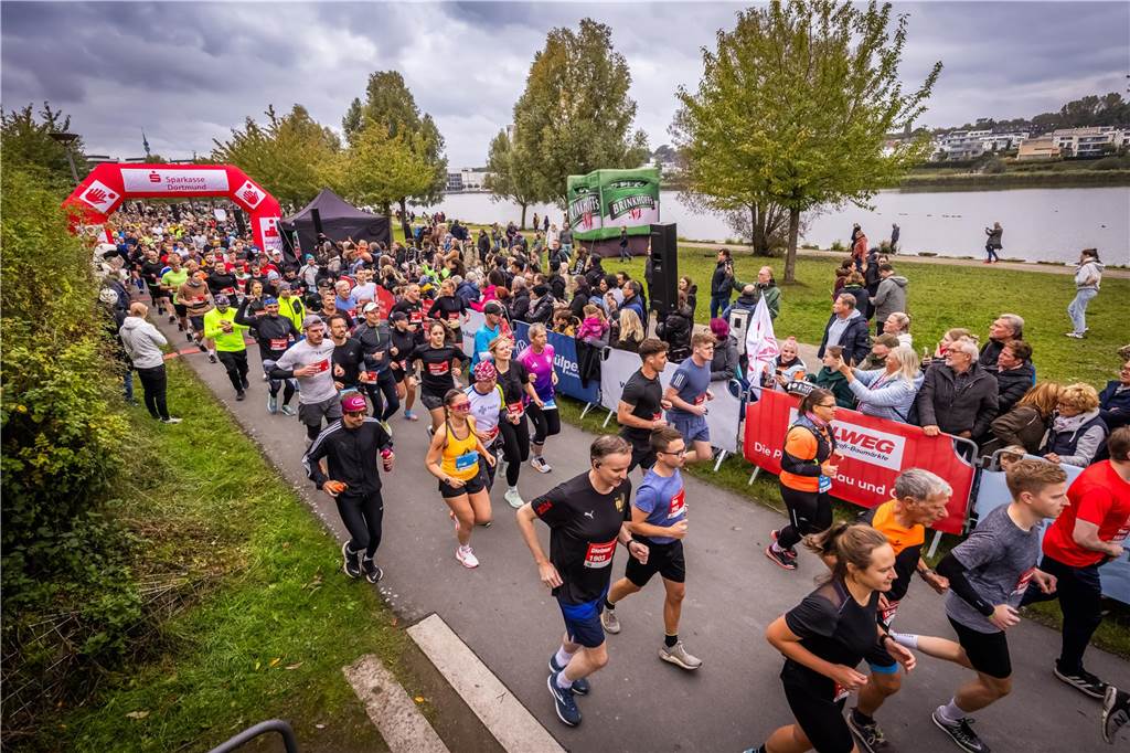 Über 3500 Menschen liefern am Tag der Deutschen Einheit den Phoenix-Halbmarathon in Dortmund.