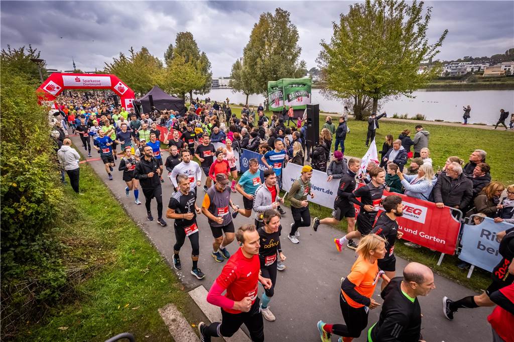 Über 3500 Menschen liefern am Tag der Deutschen Einheit den Phoenix-Halbmarathon in Dortmund.