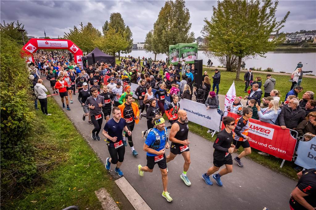 Über 3500 Menschen liefern am Tag der Deutschen Einheit den Phoenix-Halbmarathon in Dortmund.