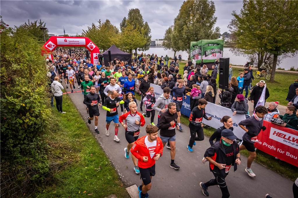 Über 3500 Menschen liefern am Tag der Deutschen Einheit den Phoenix-Halbmarathon in Dortmund.