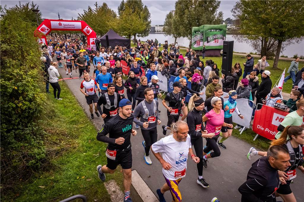 Über 3500 Menschen liefern am Tag der Deutschen Einheit den Phoenix-Halbmarathon in Dortmund.