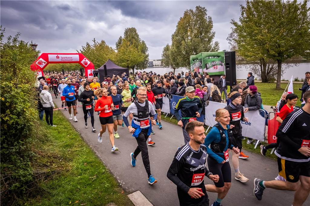 Über 3500 Menschen liefern am Tag der Deutschen Einheit den Phoenix-Halbmarathon in Dortmund.