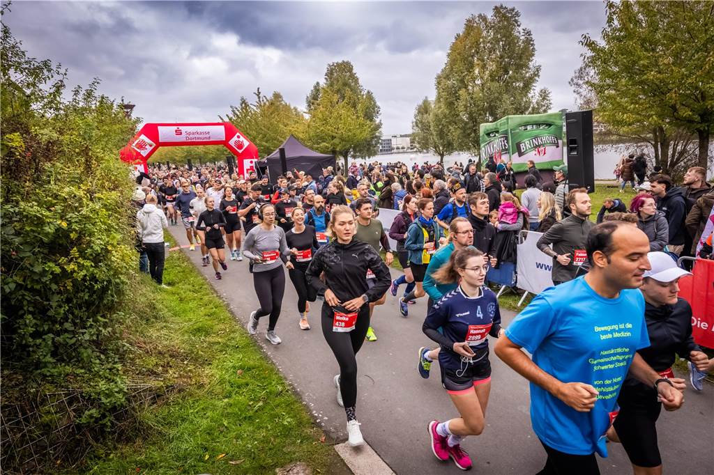 Über 3500 Menschen liefern am Tag der Deutschen Einheit den Phoenix-Halbmarathon in Dortmund.