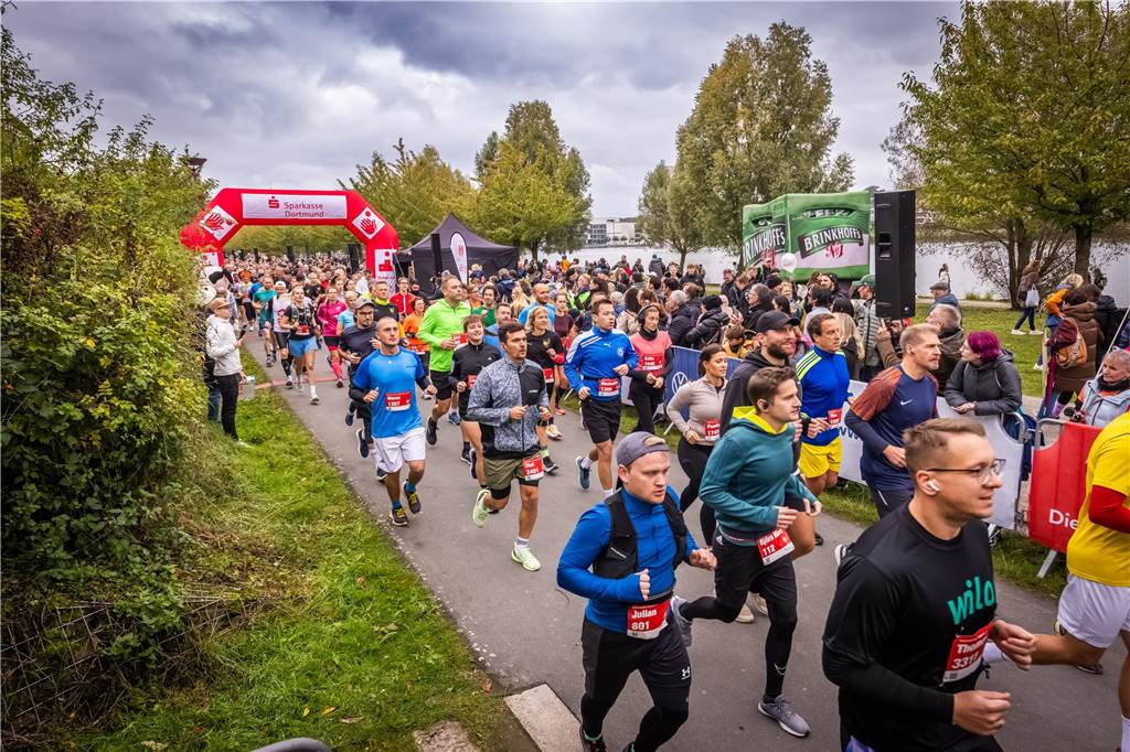 Über 3500 Menschen liefern am Tag der Deutschen Einheit den Phoenix-Halbmarathon in Dortmund.