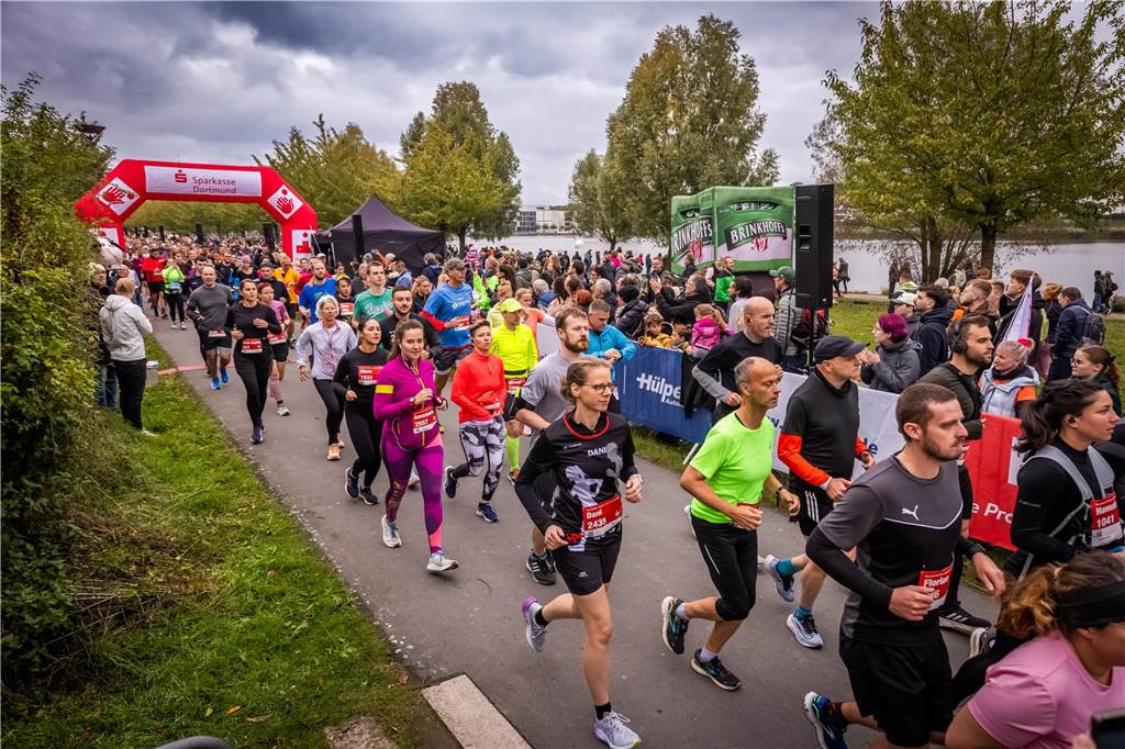 Über 3500 Menschen liefern am Tag der Deutschen Einheit den Phoenix-Halbmarathon in Dortmund.