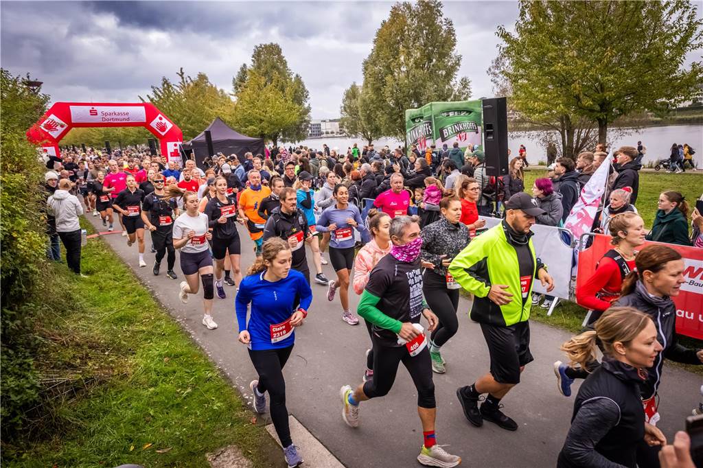 Über 3500 Menschen liefern am Tag der Deutschen Einheit den Phoenix-Halbmarathon in Dortmund.