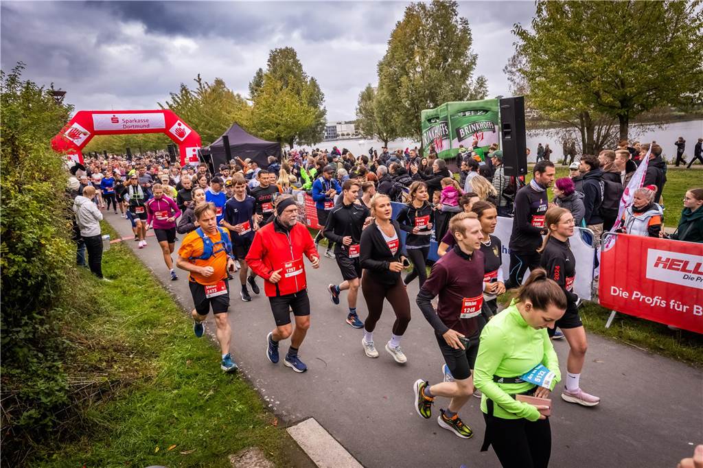 Über 3500 Menschen liefern am Tag der Deutschen Einheit den Phoenix-Halbmarathon in Dortmund.