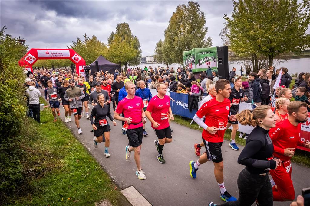 Über 3500 Menschen liefern am Tag der Deutschen Einheit den Phoenix-Halbmarathon in Dortmund.