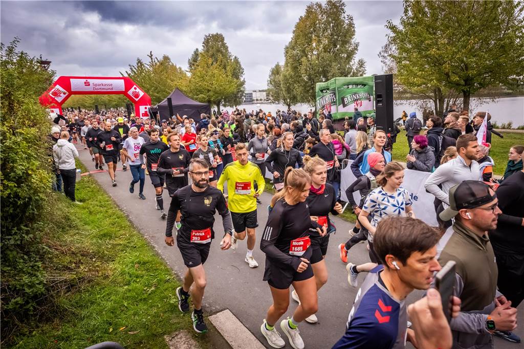 Über 3500 Menschen liefern am Tag der Deutschen Einheit den Phoenix-Halbmarathon in Dortmund.