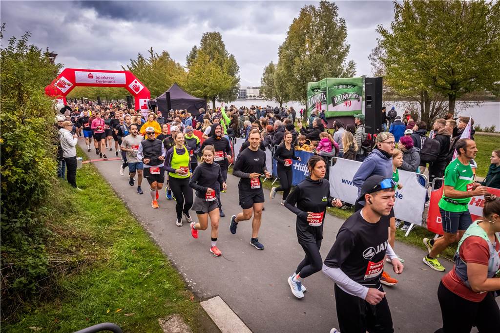 Über 3500 Menschen liefern am Tag der Deutschen Einheit den Phoenix-Halbmarathon in Dortmund.