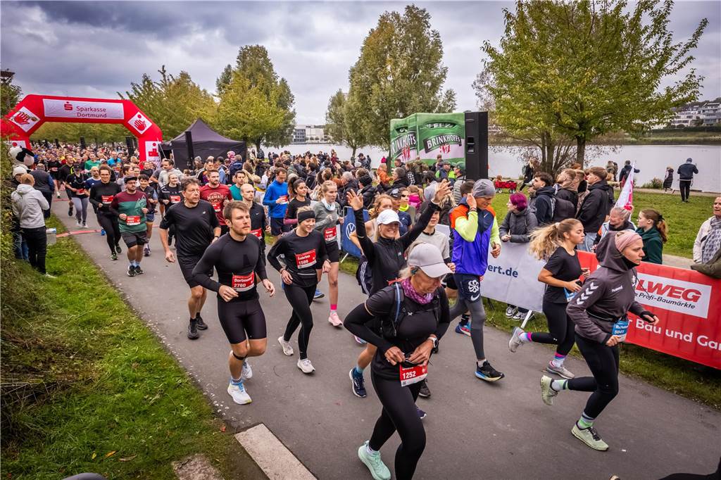 Über 3500 Menschen liefern am Tag der Deutschen Einheit den Phoenix-Halbmarathon in Dortmund.