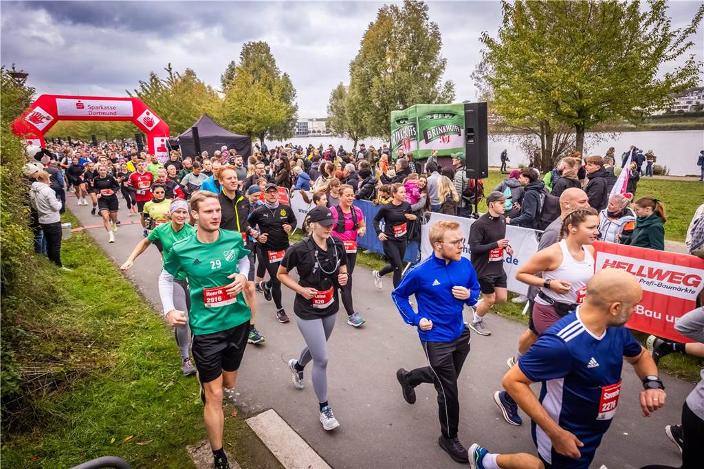 Über 3500 Menschen liefern am Tag der Deutschen Einheit den Phoenix-Halbmarathon in Dortmund.
