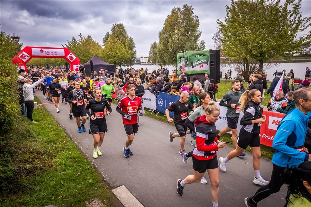 Über 3500 Menschen liefern am Tag der Deutschen Einheit den Phoenix-Halbmarathon in Dortmund.