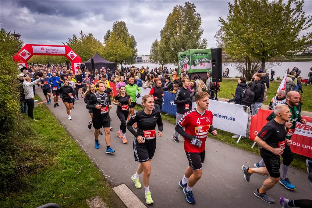 Über 3500 Menschen liefern am Tag der Deutschen Einheit den Phoenix-Halbmarathon in Dortmund.