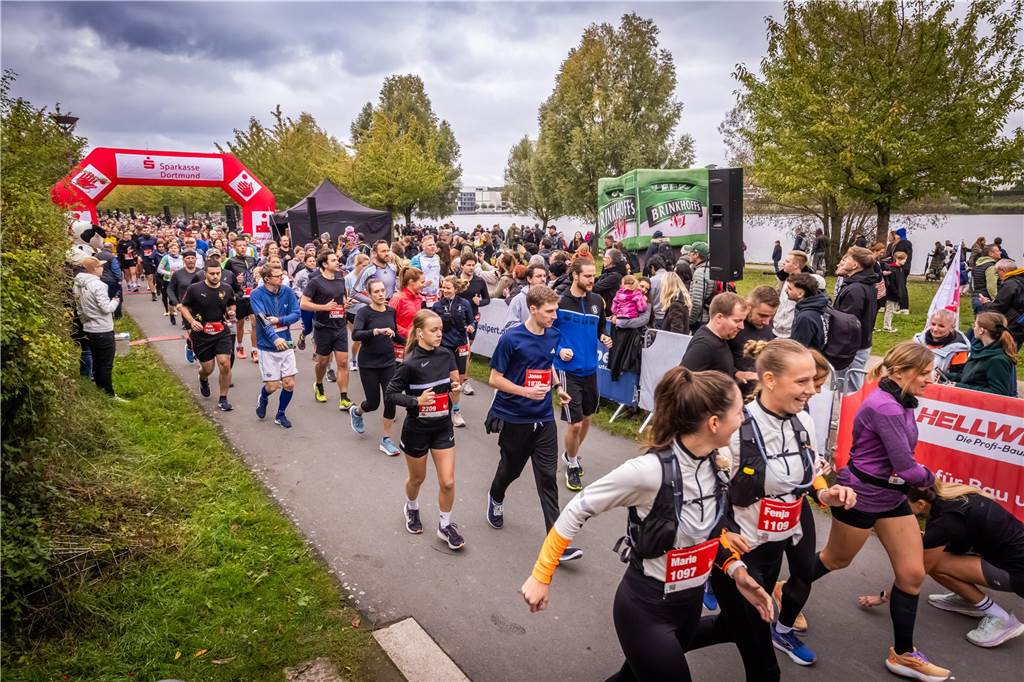 Über 3500 Menschen liefern am Tag der Deutschen Einheit den Phoenix-Halbmarathon in Dortmund.