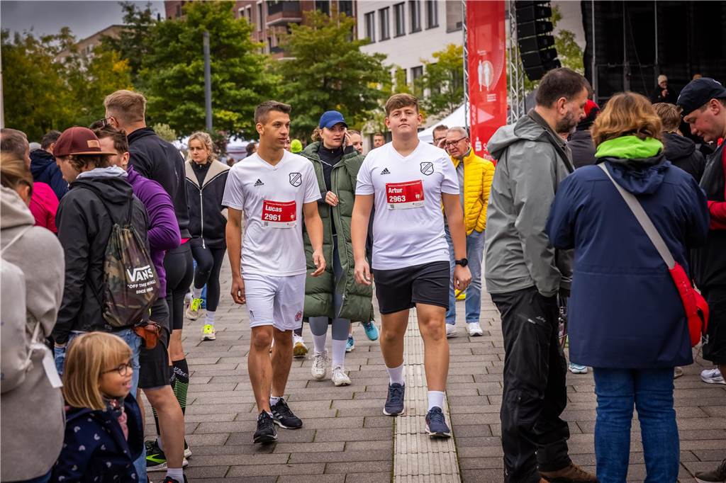 Über 3500 Menschen liefern am Tag der Deutschen Einheit den Phoenix-Halbmarathon in Dortmund.