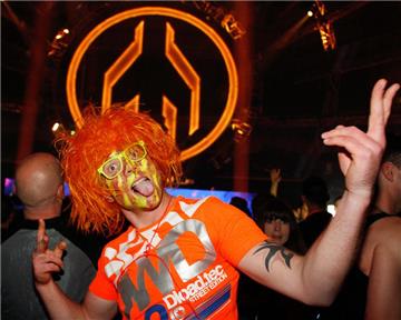 Über 50 internationale Top-DJs heizten den zumeist sehr jungen Techno-Tänzern mit wummernden Bässen und textfreien Hymen von 18 Uhr abends bis morgens um 9 Uhr ordentlich ein.