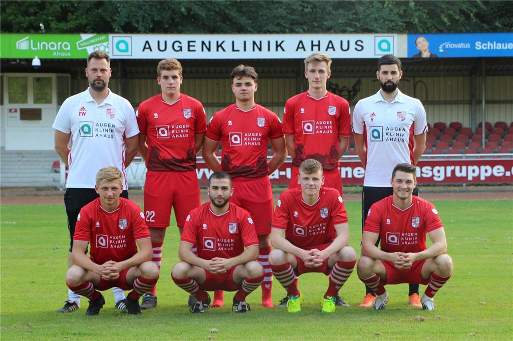 Wegener fordert Mut: „Dann werden wir wieder eine ordentliche Saison spielen" Über 50 Prozent der Neuzugänge im Team des Trainergespanns Frank Wegener (o.l.) und Cihan Bolat (o.r.) stammt aus dem A-Junioren-Bereich. Neu im Team sind (o.v.l.) Nils Beckers, Julius Wiesbrock, Justus Schücker sowie (u.v.l.) Henning Grotenhoff, Saffet Semer, Marius Kleine Schonnefeld und Lennart Varwick.
