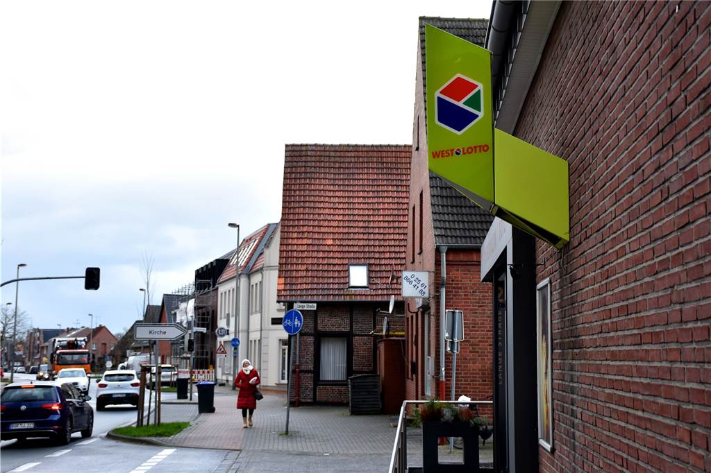 Marianne Götz-Groß (61) beendet am 26. Februar 60 Jahre Lottogeschichte Über 60 Jahre lang gab es laut Marianne Götz-Groß an der Ecke Lange Straße/Stadtlohner Straße eine Lottoannahmestelle. Vor 20 Jahren übernahm sie das kleine Geschäft von Familie Orthaus. Ab dem 26. Februar müssen sich Wüllener Lottospieler eine andere Annahmestelle suchen. Die 61-Jährige gibt das Geschäft auf.