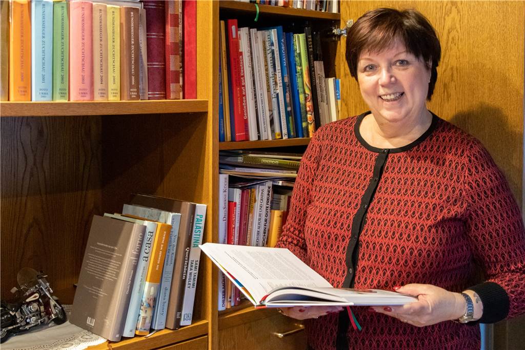 Geschichten vom Genuss: Angelika Kötters schreibt über mehr als Rezepte Über 700 Kochbücher hat Angelika Kötters schon gesammelt. Sie liebt Rezepte – und doch verändert sie sie meist beim Nachkochen.