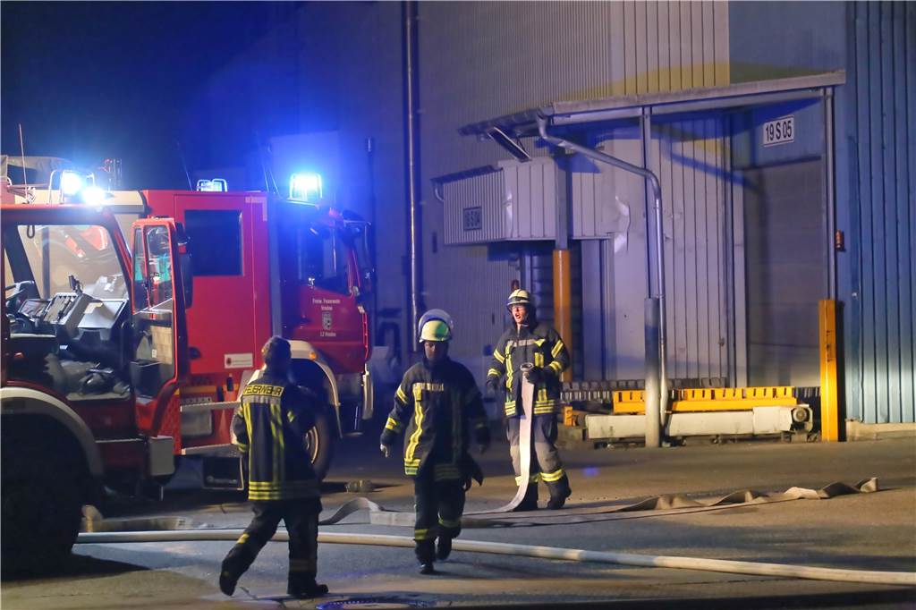 Produktion bei Schmitz-Cargobull in Vreden steht nach Feuer komplett still Über 80 Feuerwehrleute hatten gegen die Flammen gekämpft. Es war auf dem Gelände der zweite Einsatz binnen kurzer Zeit. Am Vorabend hatten Brandmelder und Löschanlage in einer Absauganlage direkt neben dem späteren Brandort ausgelöst.