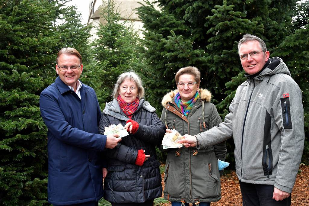 Neue Weihnachtsbeleuchtung im Dorf: Altstadt leuchtet zum Adventsmarkt Über 900 Euro hatten Bürgermeister Thomas Orlowski (l.) und Pfarrer Claus Themann 2021 bei der Stadtwette gesammelt. In diesem Jahr treten sie am Sonntag (27. November) wieder gegeneinander an - für den guten Zwecke.