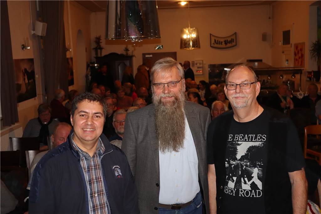 Über das große Publikumsinteresse am Lanstrop-Film freuten sich (v.l.) Regisseur Uwe Koslowski, wissenschaftlicher Berater Horst Delkus und Matthias Hüppe von der Siedlergemeinschaft Lanstrop, der die Einführung gab.