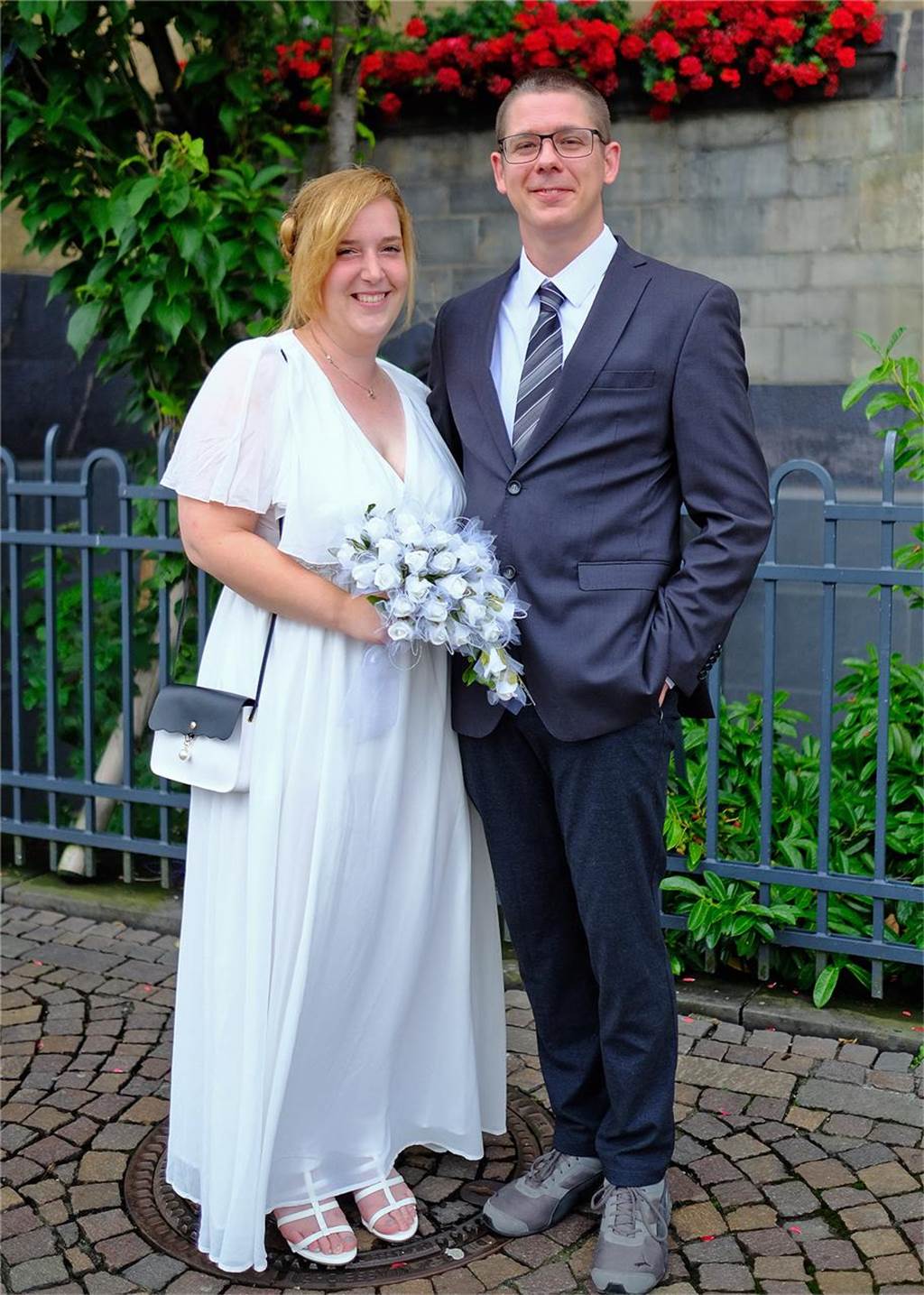 Die Eheleute Alexandra Boiar und Christopher Czech nach ihrer Trauung vor dem Rathaus in Recklinghausen