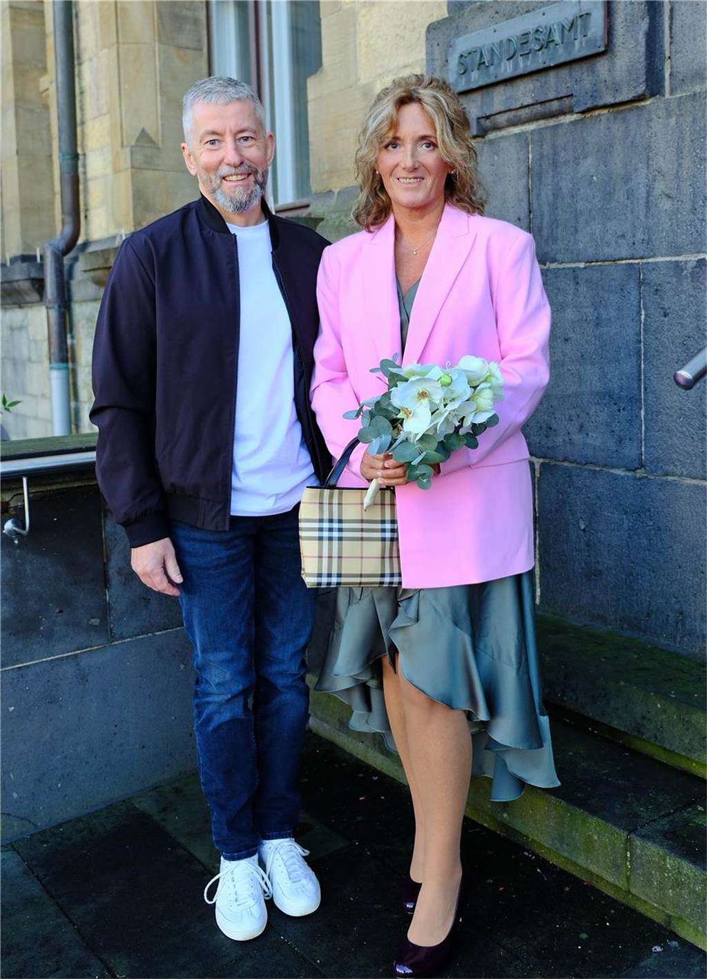 Die Eheleute Anja Dahlmann und Oliver Söchtig nach ihrer Trauung vor dem Rathaus in Recklinghausen