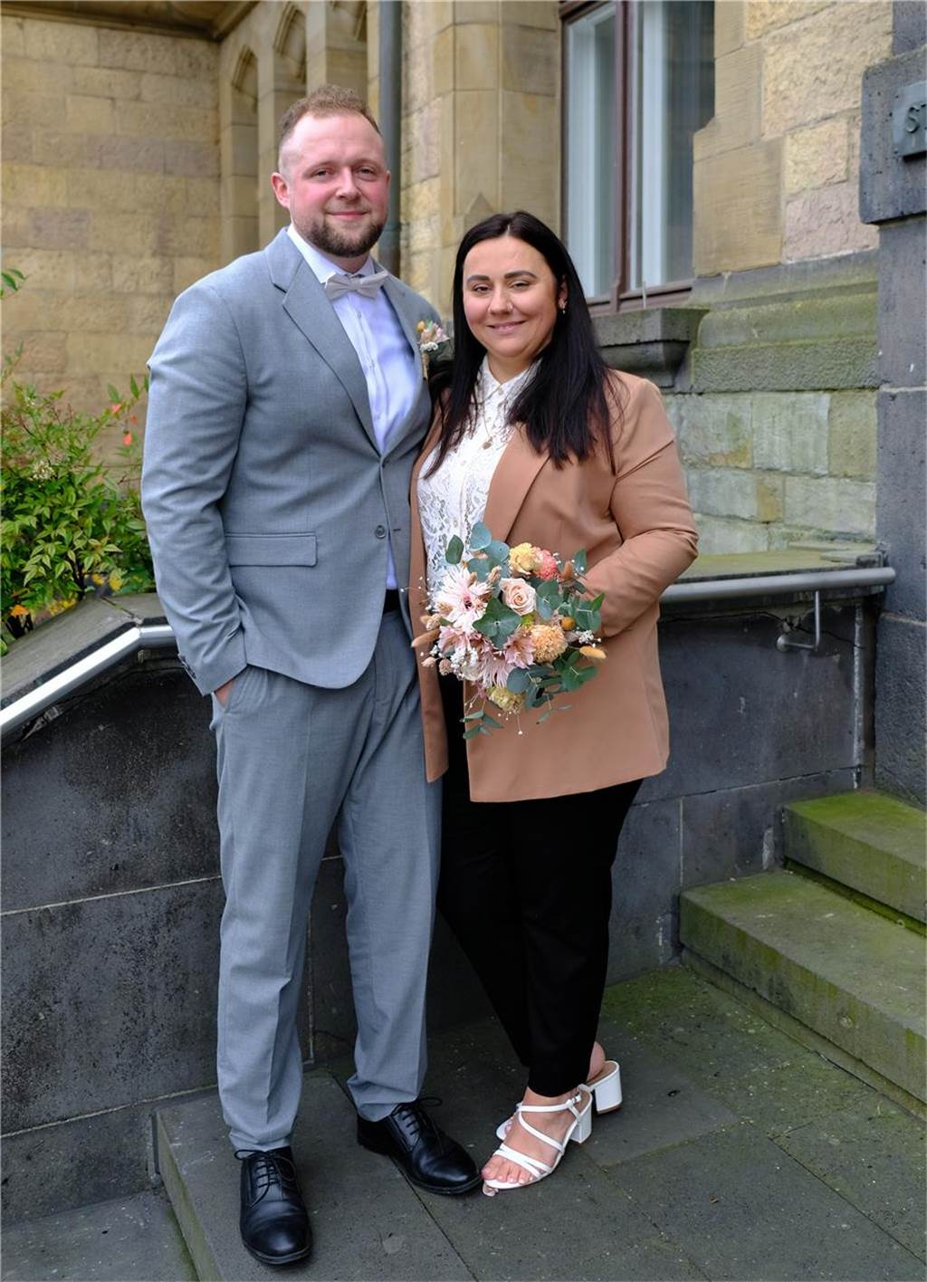 Die Eheleute Elisabeth Okon und Matthias Kowalski nach ihrer Trauung vor dem Rathaus in Recklinghausen