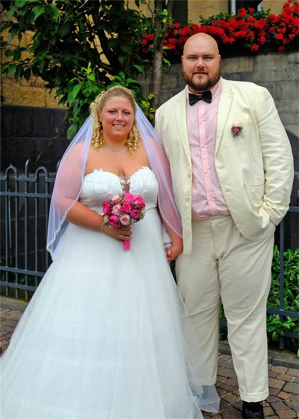 Die Eheleute Lorena Zoladkiewicz und Mario Wolf stehen nach ihrer Trauung vor dem Rathaus in Recklinghausen